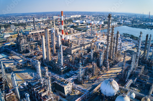 Obraz na płótnie 工業地帯のドローン空撮。工場、産業、エネルギー、石油化学、製油所、資源、原油、石油、環境、技術、日本