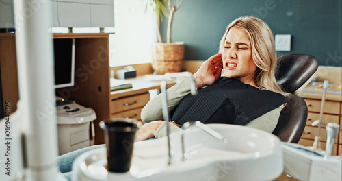 Foto Woman, toothache or gum disease in dentist for cavity, oral infection or tooth extraction in clinic