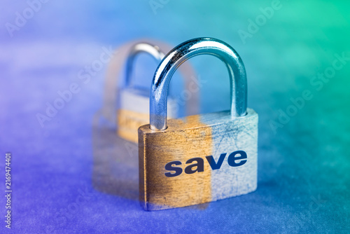 Vorhängeschloss - Symbolfoto - save