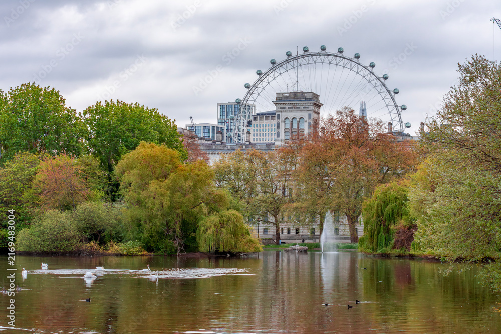 Naklejka premium Scenic landscape of Saint James's park in London, UK