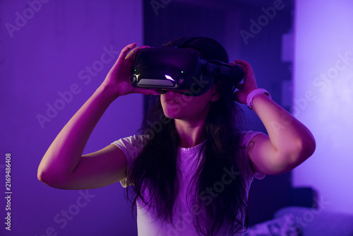Cuadro en lienzo Woman putting on VR headset for virtual immersion