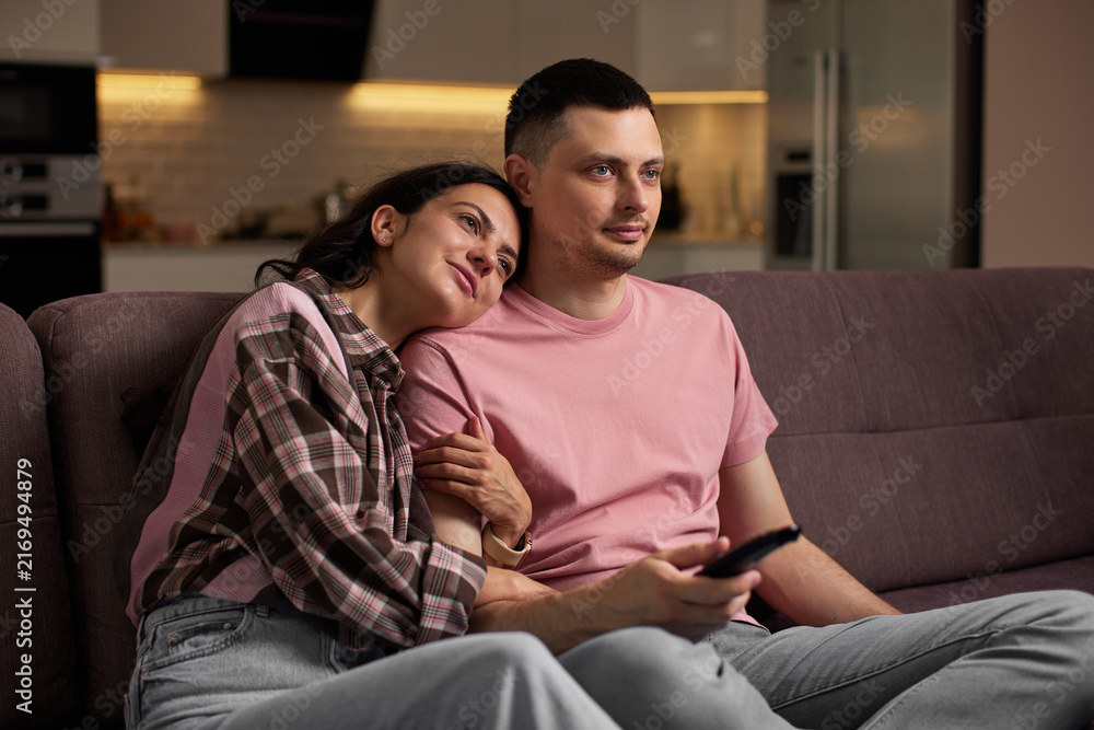 Obraz premium Couple relaxing together watching tv at home