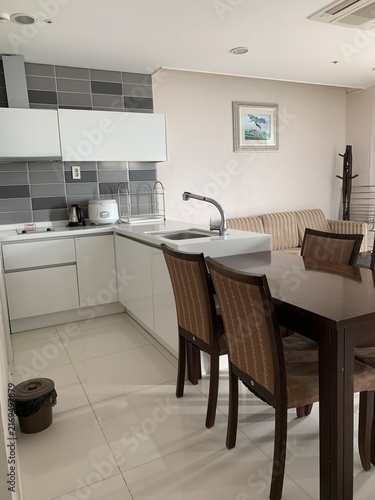 Foto Interior photograph of a guest room kitchen featuring a dining table