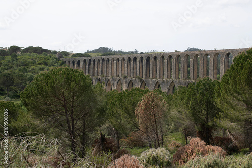 Obraz na plátne Aqueduto dos pegões altos historic stone arches in tomar