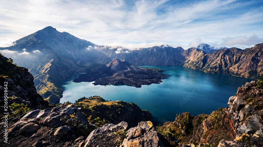 Obraz premium Pristine Volcanic Crater Lake Surrounded by Rugged Mountains