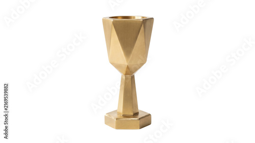 Foto Geometric gold goblet chalice featuring faceted diamond patterns and hexagonal base