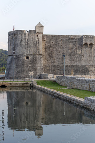 Cuadro en lienzo Ancient medieval stone fortress Kaštio and defensive walls reflecting in a calm water canal at dusk