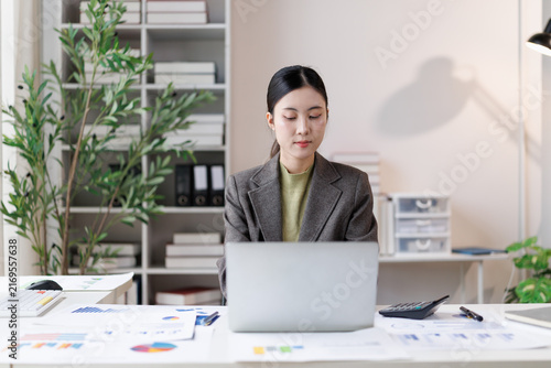 Принти на полотні Young businesswoman concentrating on work in modern office