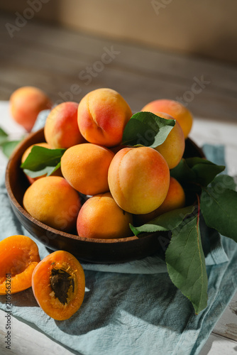 фотографія Fresh apricot fruits, healthy summer food. Sunlight summer vibe
