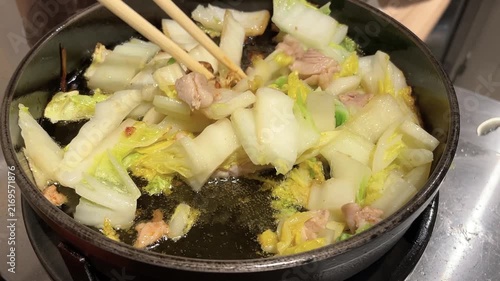 とり白菜鍋 鉄鍋で鶏肉と白菜を焼く
