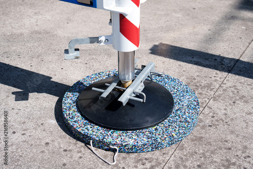 Фотография Mobile crane hydraulic outrigger leg supported by a thick pad on asphalt
