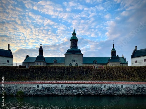 Foto Symmetrical horizontal photo of Vadstena Castle in Sweden seen across a calm moat