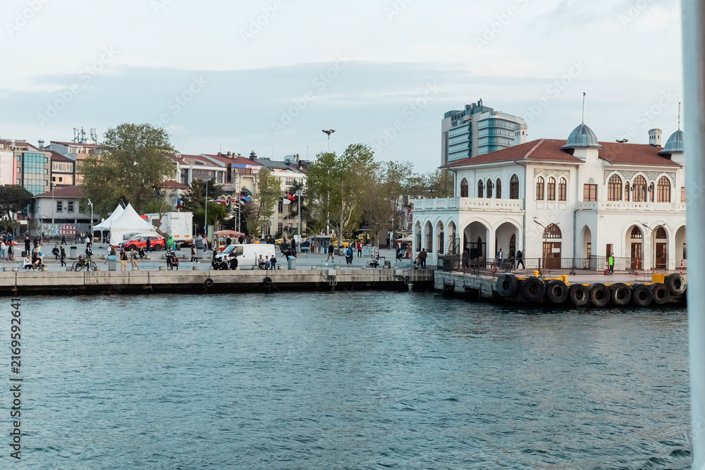 Obraz premium Scenic coastal view of Istanbul featuring blue waters and harbor 