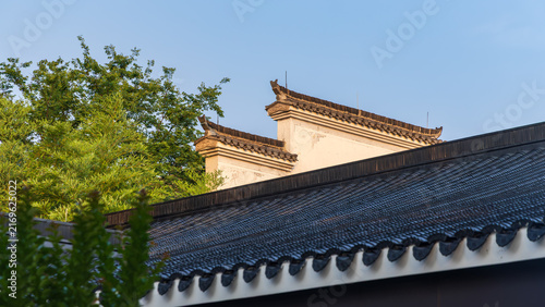 Ancient water towns in the Jiangnan region feature upturned eaves, white walls, and black tiles.