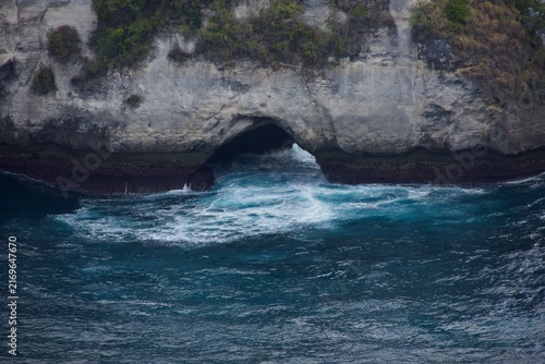 фотографія Natural sea arch and waves at Diamond Beach on Nusa Penida