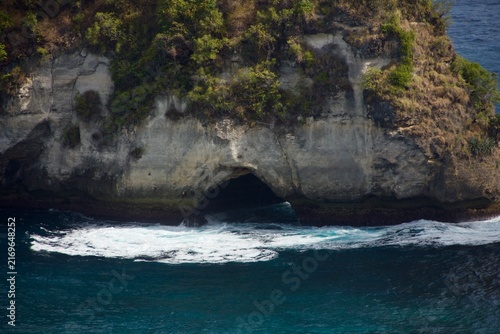 фотографія Natural sea cave and waves along the limestone coast of Broken Beach
