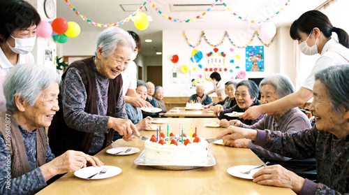 誕生日会でケーキを分け合う利用者