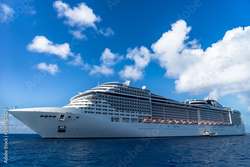 Foto Large Luxury Cruise Ship Sailing on Deep Blue Ocean Under Bright Sky