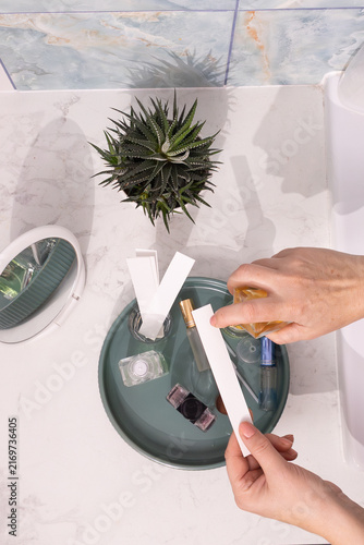 Foto Fragrance Testing at a Minimalist Vanity: Perfume Bottle, Blotter Strips on Marb