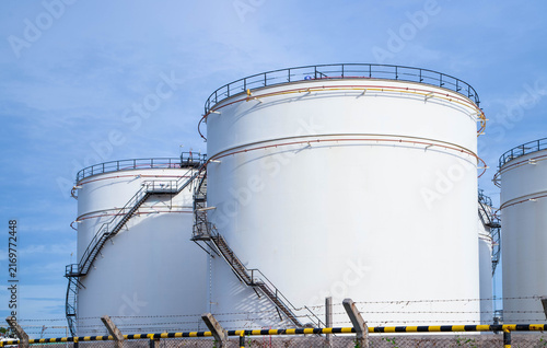 Фотография Crude Oil Industry, White Storage Fuel Gas Container Tanks in Petroleum Refinery