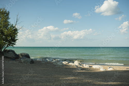 Foto A quiet sandy shoreline meets the blue-green waters of Lake Michigan at Fort Sheridan Forest Preserve beach in Lake Forest, Illinois