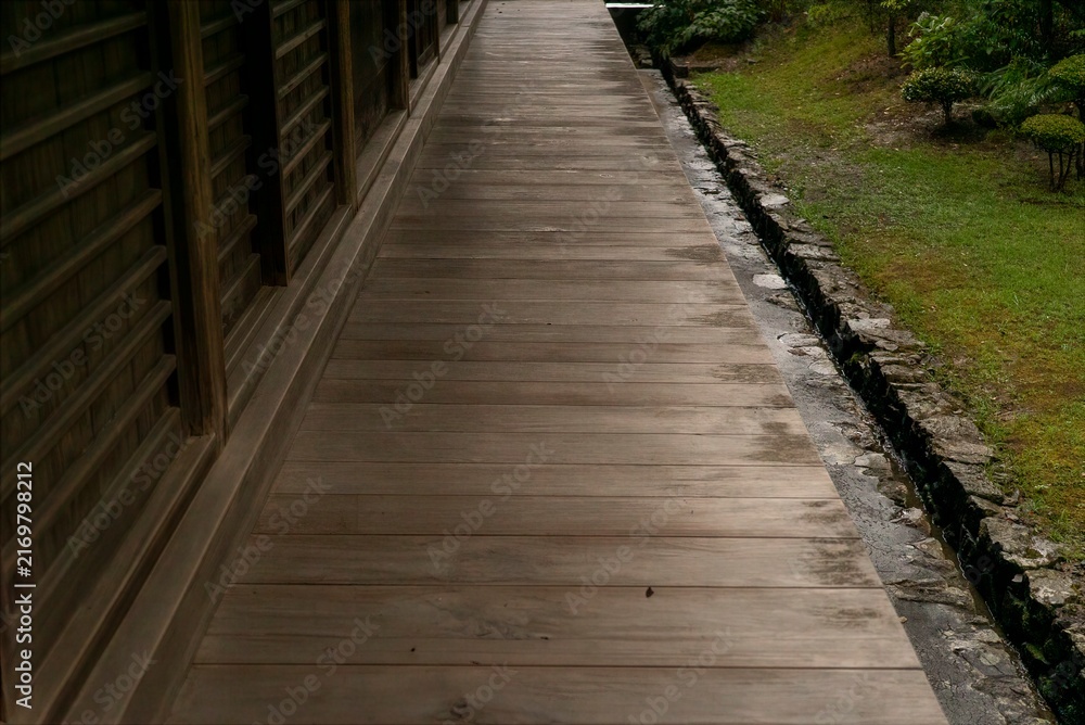 Obraz premium Traditional Wooden Veranda and Narrow Garden Path in Japan