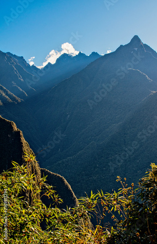 Foto Peru, South America: crepuscular and god rays through the mountains and the lush