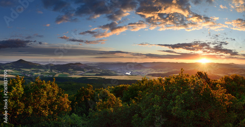 Foto Wide-angle panorama of a sunset over the rolling hills and river valley of Centr