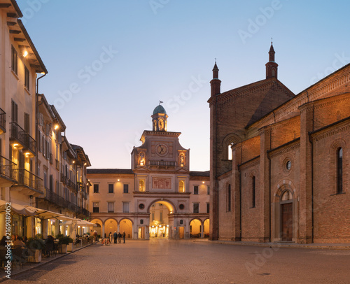 Obraz na plátne Crema - The square and cathedral -  cattedrale di Santa Maria Assunta and Piazza Duomo square at Crema  at dusk