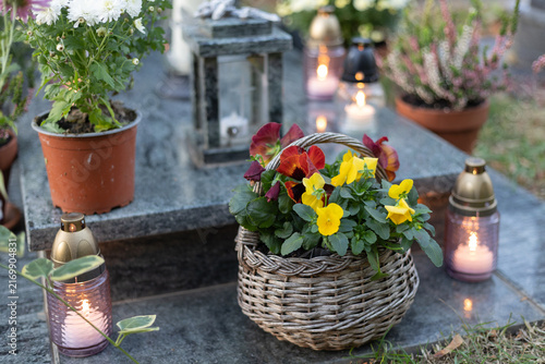 Fotografía gravestone memorial candle flowers