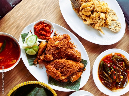 Fotografía Indonesian Serundeng Fried Chicken Platter with Spicy Sambal and Side Dishes