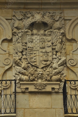Canvas Print Escudo tallado en la fachada del Palacio de Zuloaga en Hondarribia