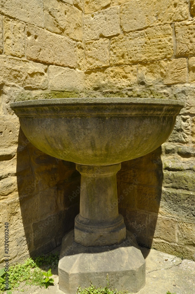Naklejka premium Pila bautismal de piedra en el exterior de la Iglesia de San Vicente San Sebastián