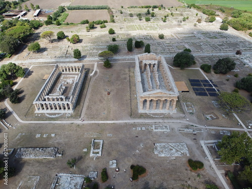 Vista aerea dei templi della Magna Grecia di Hera e Nettuno a Paestum
