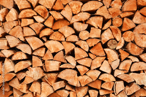 Cuadro en lienzo Rustic background of stacked wooden logs