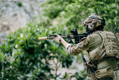 Cuadro en lienzo Focused outdoor soldiers jungle soldiers soldiers on duty alert in intense comba