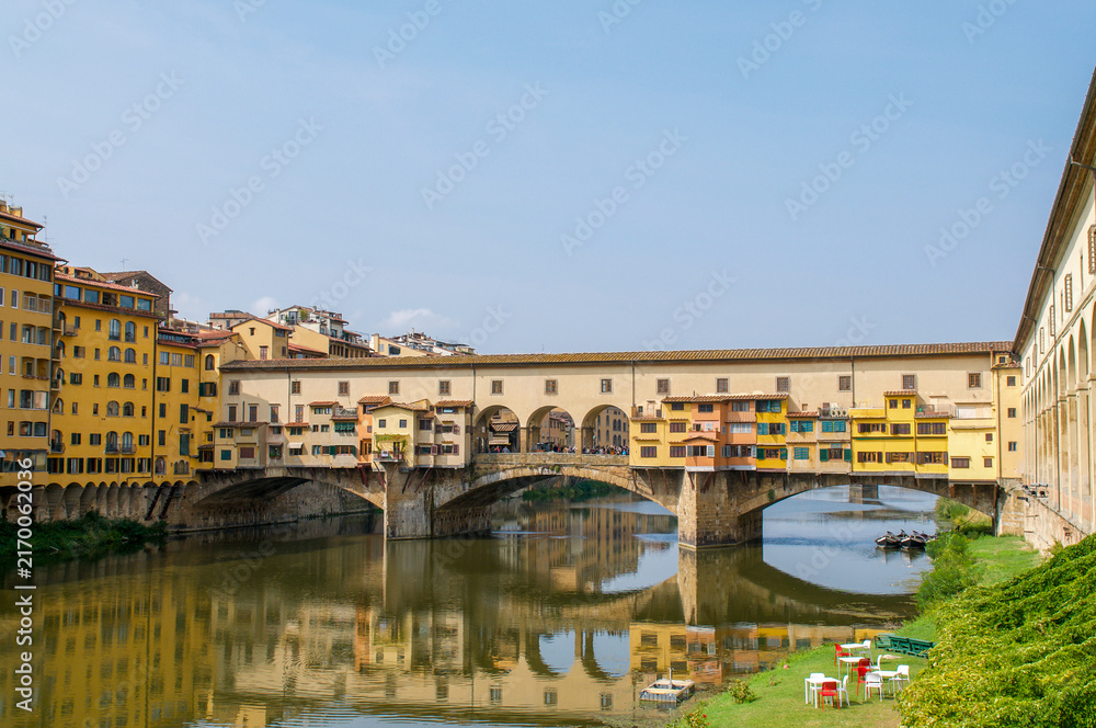 Fototapeta premium Panoramic wide view of Ponte Vecchio bridge and Arno river in Florence Italy