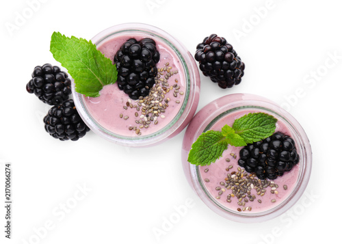 Foto Tasty blackberry smoothies with mint and chia seeds in glasses isolated on white