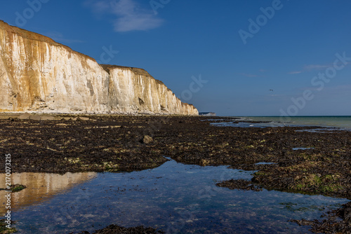Foto The chalk cliffs along the Sussex coast at Friar's Bay, with refelctions in the
