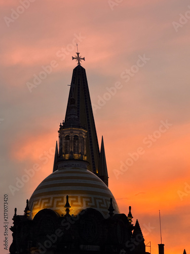 Foto Torre del templo Catedral católica de Guadalajara Jalisco México en el atardecer