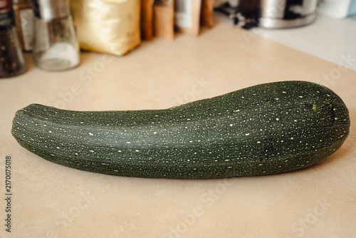 Foto Fresh, green courgettes on the kitchen worktop – healthy summer vegetables from
