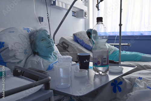 seniorin in krankenhausbett