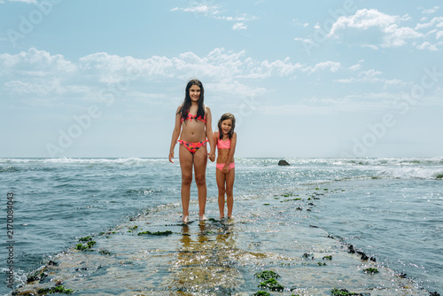 Fotografía Two Smiling girls Exploring the Coast Together on a Sunny Summer Day