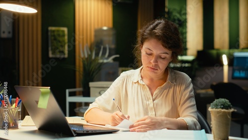 Fotografía Businesswoman tears paper after making a mistake at work
