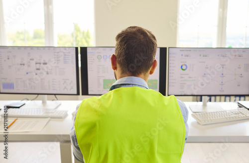 Fotografie Operator engineer monitoring control systems from workstation