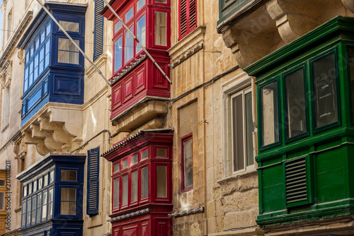 Canvastavla Blue, red, and green gallarija balconies line a limestone facade in a classic di