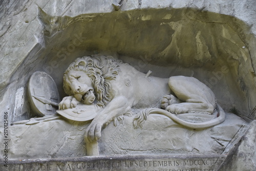 Bild auf Leinwand Gros plan du Lion de Lucerne, mémorial représentant un fauve mortellement blessé par une flèche, appuyé sur un bouclier