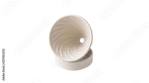 Foto Ceramic coffee dripper with spiral ribs, white porcelain pour over brewer, minim
