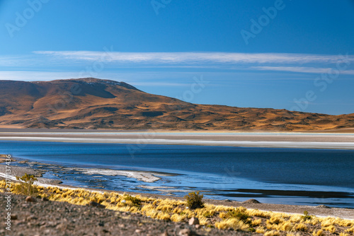 Foto Atacama desert salt flat lagoon at salar de tara with arid mountain landscape un