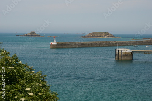 Foto Scenic view of Saint-Malo harbor lighthouse and jetty mole breakwater in Brittany, France